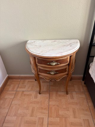 Mesitas de noche antiguas de madera y mármol