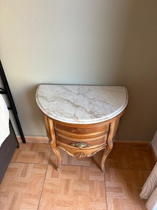 Mesitas de noche antiguas de madera y mármol