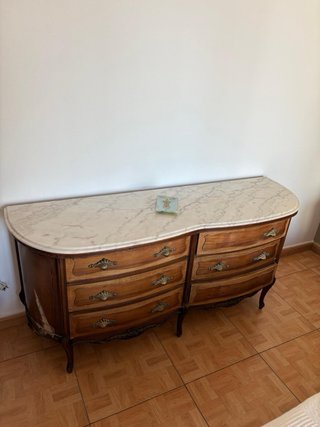 Mesitas de noche antiguas de madera y mármol