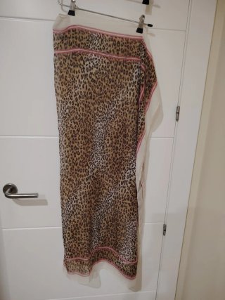 Pañuelo estampado leopardo con detalles rosa