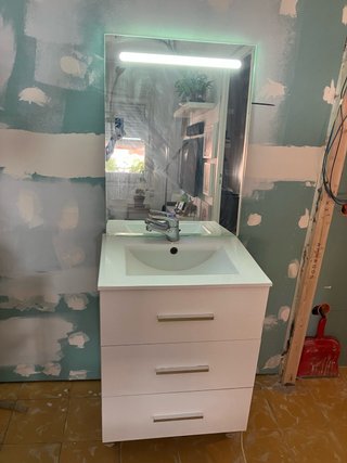 Mueble de baño blanco con espejo