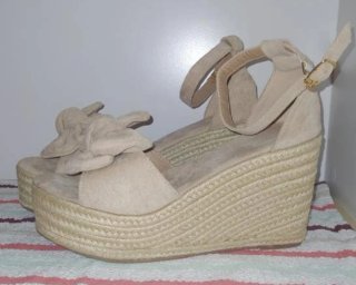 Sandalias cuña verano lazo beige