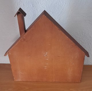 Estantería de madera con forma de casita