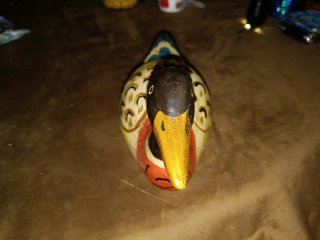 Pato de madera pintado a mano