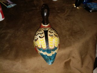 Pato de madera pintado a mano