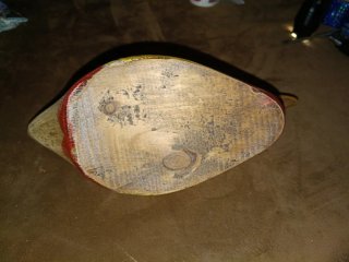 Pato de madera pintado a mano