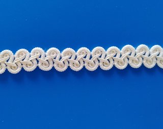 Pasamanería blanca con diseño trenzado