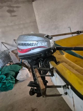 Barca amarilla con motor fueraborda
