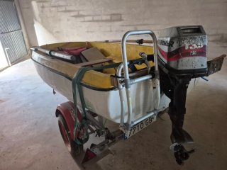 Barca amarilla con motor fueraborda