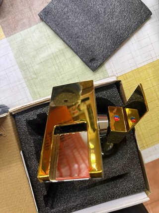 Grifo de metal dorado