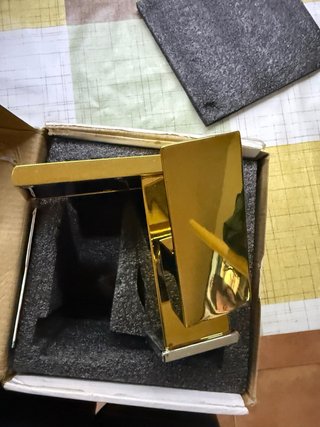 Grifo de metal dorado