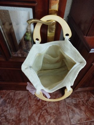Bolso de rafia beige con lazo morado