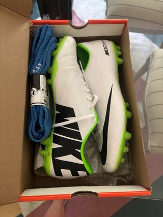 Botas de fútbol Nike blancas y verdes