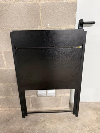 Mesa escritorio plegable negra con estante