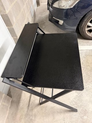 Mesa escritorio plegable negra con estante