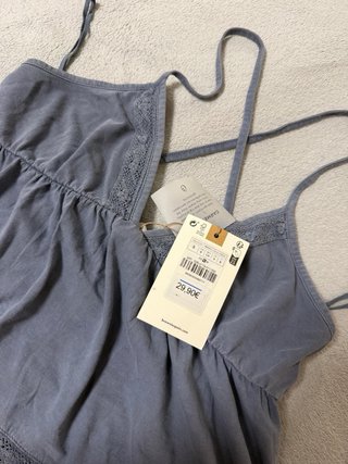 Top azul con tirantes cruzados y encaje
