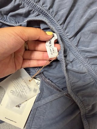 Top azul con tirantes cruzados y encaje