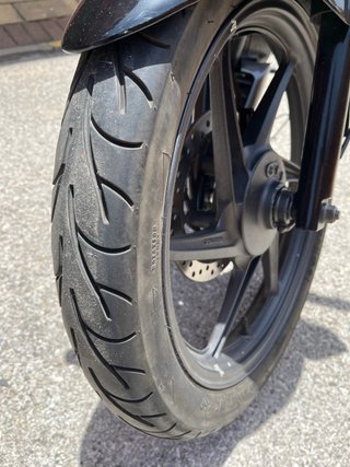 Honda CBF 125 Negra con Baúl, muy bien cuidada.