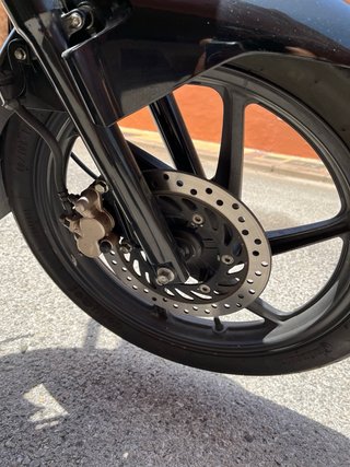 Honda CBF 125 Negra con Baúl, muy bien cuidada.