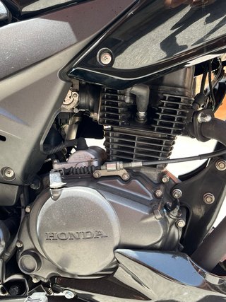 Honda CBF 125 Negra con Baúl, muy bien cuidada.