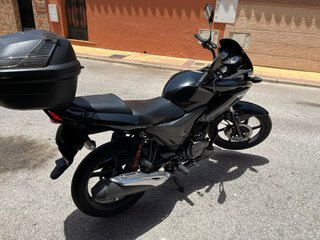 Honda CBF 125 Negra con Baúl, muy bien cuidada.