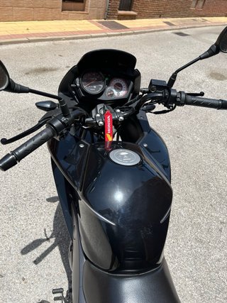 Honda CBF 125 Negra con Baúl, muy bien cuidada.