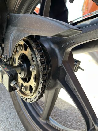 Honda CBF 125 Negra con Baúl, muy bien cuidada.