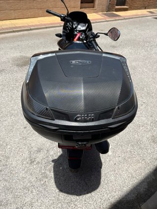 Honda CBF 125 Negra con Baúl, muy bien cuidada.