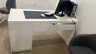 Escritorio blanco con cajonera