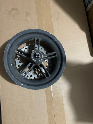 Rueda de patinete con disco de freno