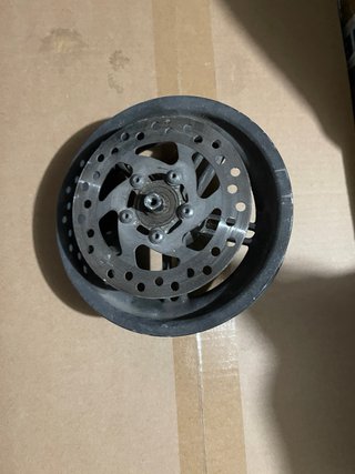 Rueda de patinete con disco de freno
