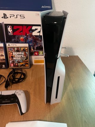 PS5 1TB + 2 Giochi (Assassin's Creed, GTA)