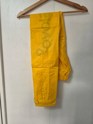 Chaqueta y pantalón impermeable Glovo amarillo