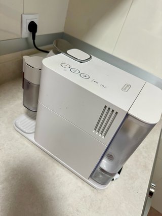 Cafetera Nespresso De'Longhi con espumador