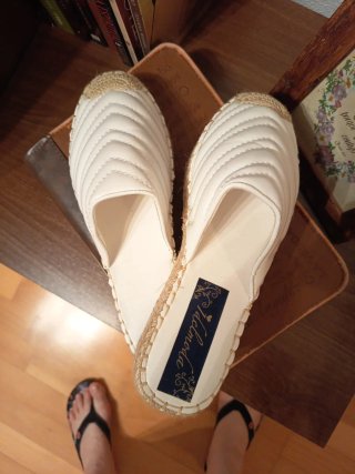 Zuecos Idelmoda Beige y Blanco