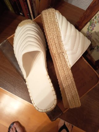 Zuecos Idelmoda Beige y Blanco