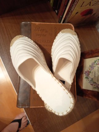 Zuecos Idelmoda Beige y Blanco