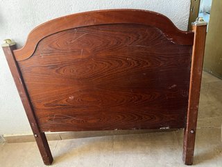 Cabecero de madera oscuro