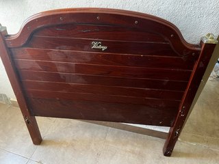 Cabecero de madera oscuro