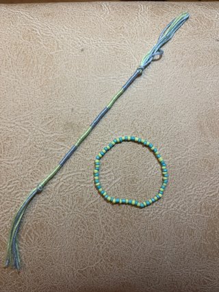 Pulsera elástica y pulsera de lana hechas a mano