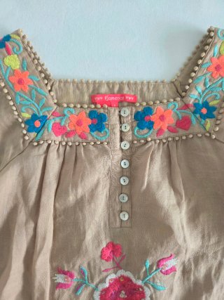 Blusa beige bordada floral de ramio | Flamenco