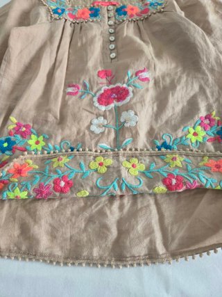 Blusa beige bordada floral de ramio | Flamenco