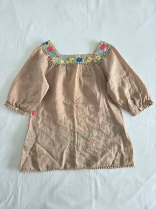 Blusa beige bordada floral de ramio | Flamenco