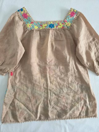 Blusa beige bordada floral de ramio | Flamenco