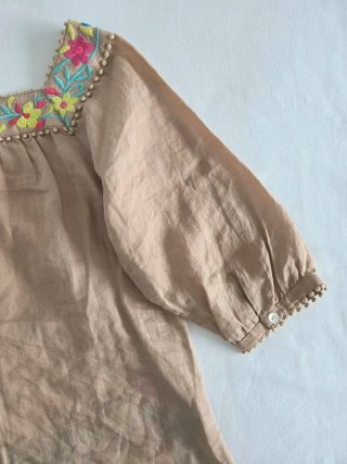 Blusa beige bordada floral de ramio | Flamenco