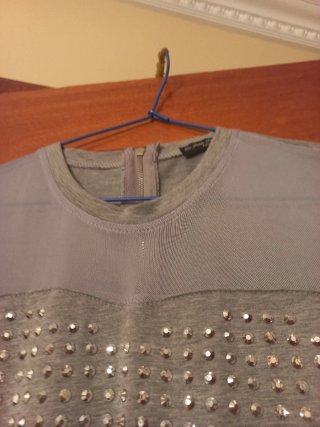 Mono gris con tachuelas
