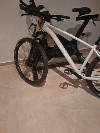 Bicicleta de montaña blanca