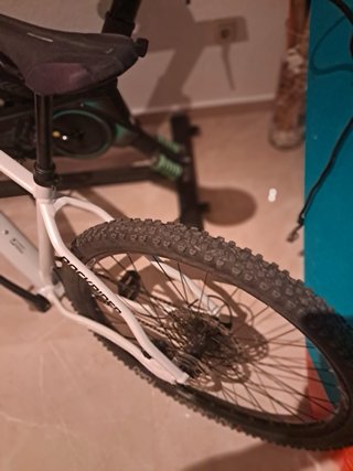 Bicicleta de montaña blanca