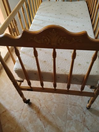 Cuna de bebé de madera