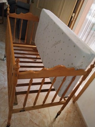 Cuna de bebé de madera